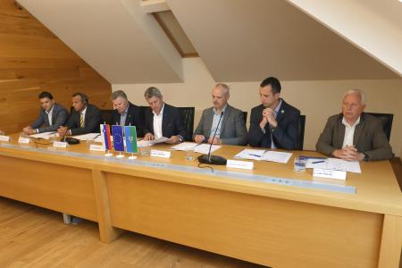 Slovesen podpis pogodbe župani CPS 04 Foto Ljubo Vukelič